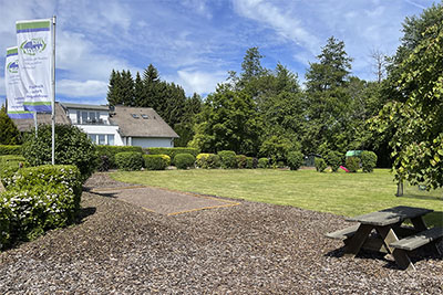 Villa Maare 4 Sterne Komfort Ferienwohnungen Ferienanlage 54552 Gillenfeld großer Garten mit Blick auf Ferienwohnungen