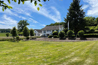 Villa Maare 4 Sterne Komfort Ferienwohnungen Ferienanlage 54552 Gillenfeld Garten mit Blick auf Ferienwohnungen