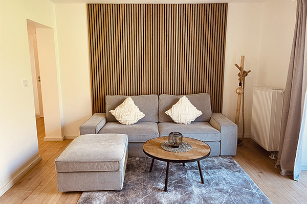 Villa Maare - Wohnzimmer der Ferienwohnung Deluxe mit Zweisitzer-Sofa und Beistelltischchen
